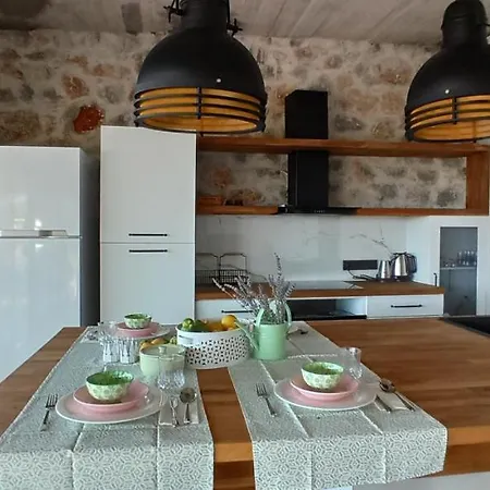 Payam Stone House Holiday home *